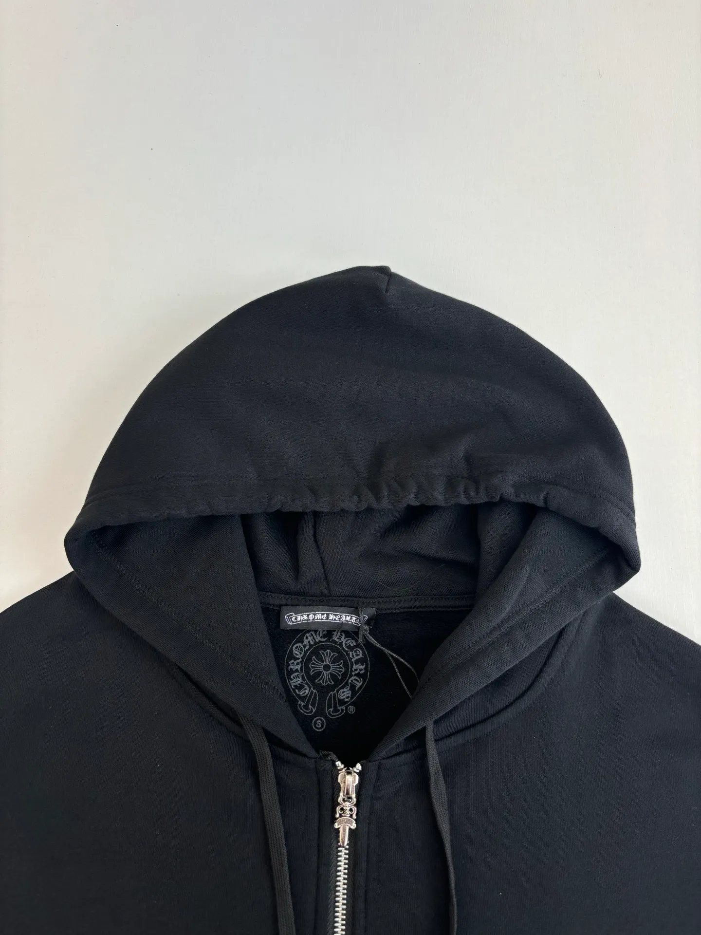 🅿️470 Come Hearts*/Cro Hearts 25 new Sanskrit letter printed zipper hooded sweatshirt. It is made of 100% custom-woven and dyed pure cotton fabric, with a thin velvet lining. The front, back and sleeve logo printing uses a special glue printing process. Its characteristic is that it uses high-performance glue to create a sense of layering in the printed pattern. The zipper puller and back hem are custom-developed using silver-plated foti material. The cuffs and hem have a shrinkage effect. The front panel is manually cut and positioned, hand-sewn and hand-stuffed pockets are designed. The overall routing is straight and delicate. Size: S/M/L/XL